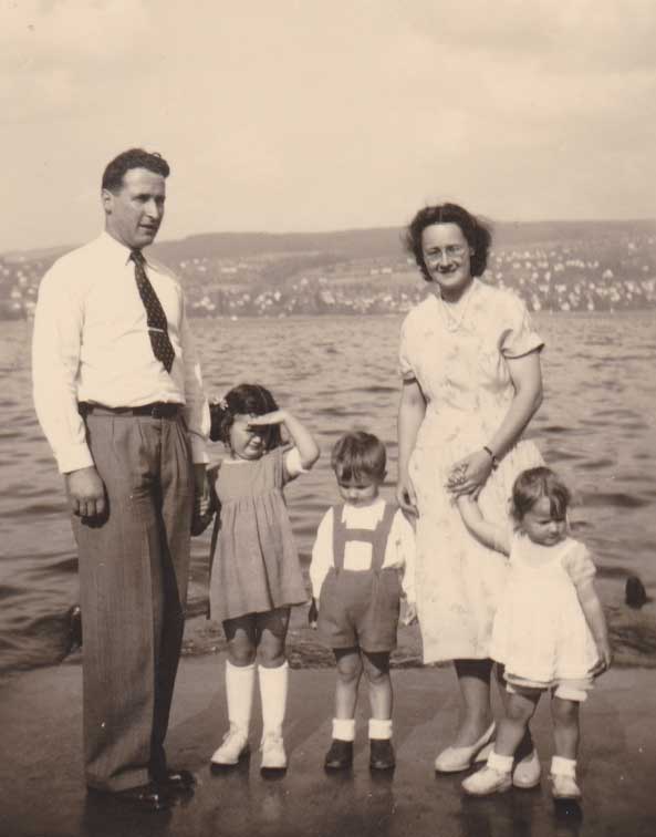 タールヴィルにて　家族と（1949）