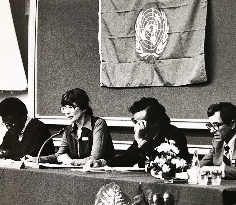国連会議にて（1980年代　左から2番目が教授）