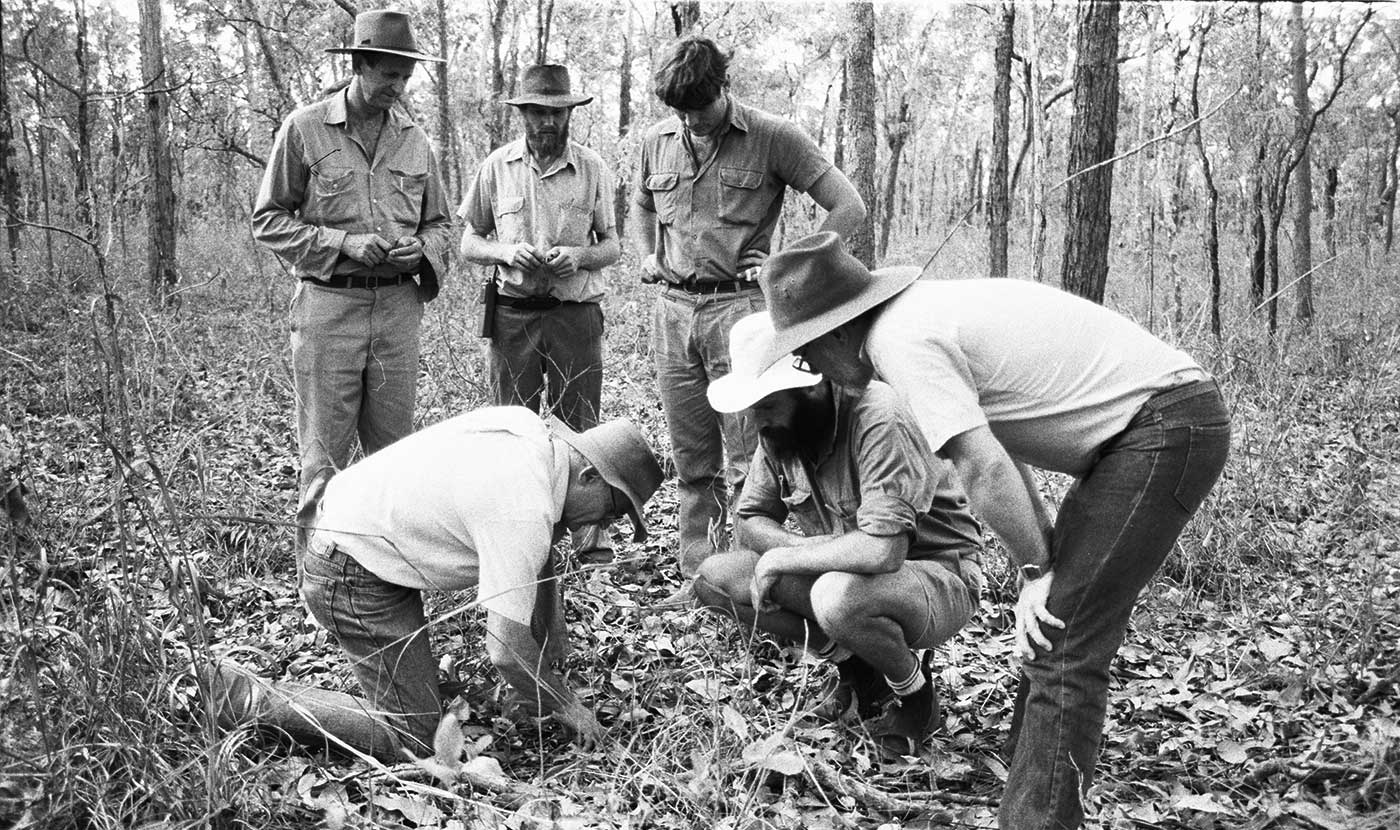 CSIROの科学者たちの土壌調査。土を掘っているのが教授