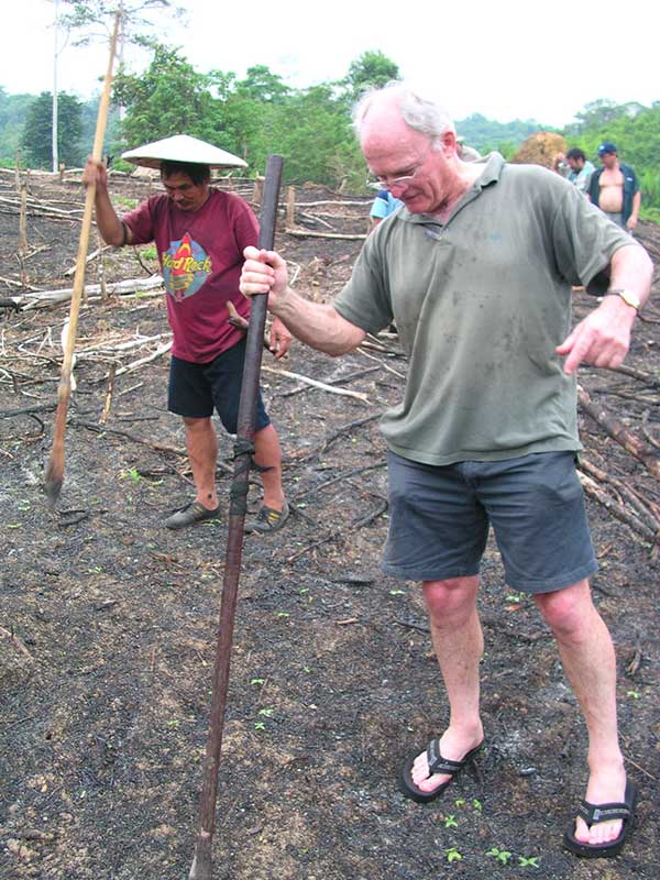 インドネシアにて米の育て方の実習（2000年）